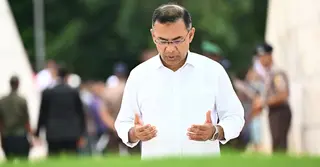 দেশে ফিরেই বাবা-মায়ের কবর জিয়ারত করলেন প্রধানমন্ত্রী